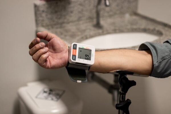 can a smartwatch measure blood pressure